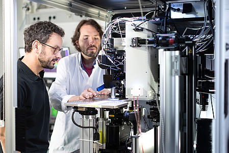 Prof. Simon Wiegert (links) und Dr. Diego Pastene (rechts) neben dem neuen Zwei-Photonen-Mikroskop.