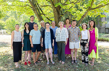 Das Bild zeigt ein Gruppenfoto im Freien