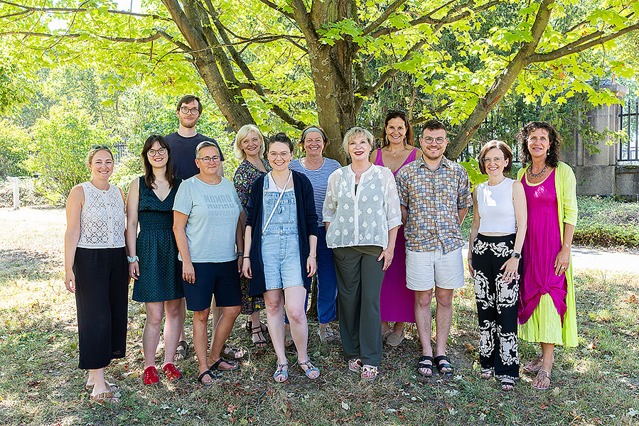 Das Bild zeigt ein Gruppenfoto im Freien