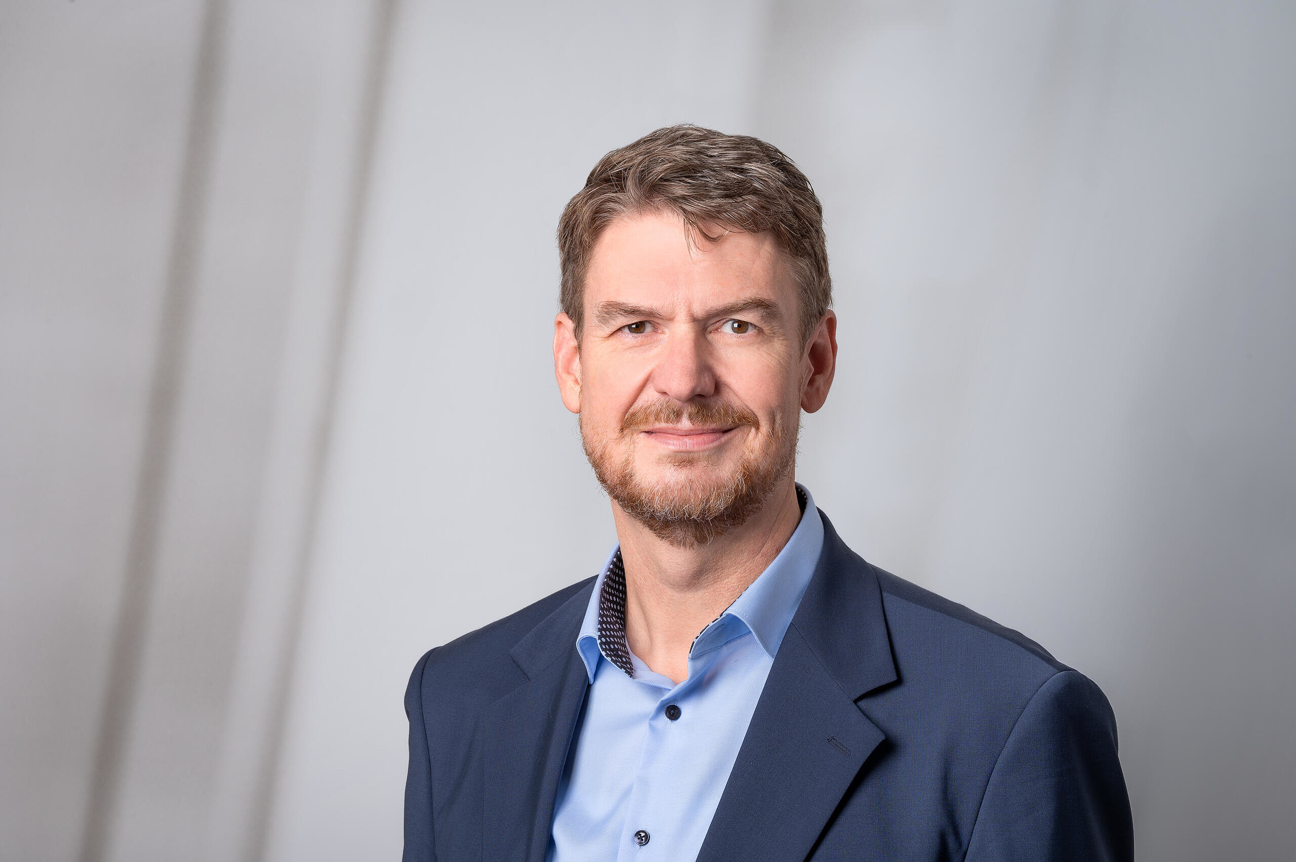 Das Bild zeigt eine Portraitaufnahme von Herrn Professor Backs