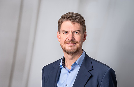 Das Bild zeigt eine Portraitaufnahme von Herrn Professor Backs