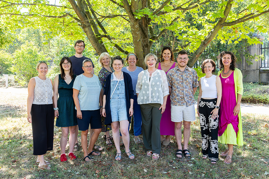 Das Bild zeigt ein Gruppenfoto im Freien