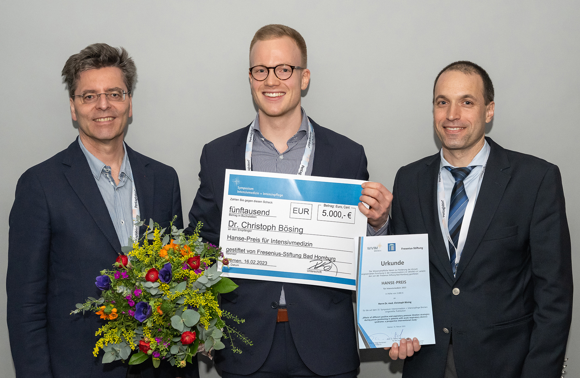 Dr. med. Christoph Bösing (Mitte) bei der Übergabe des Hanse-Preis für Intensivmedizin, mit Prof. Dr. med. Markus Weigand (Universitätsklinikum Heidelberg, links) und Dr. med. Peter Koch (Fresenius-Stiftung, rechts). 