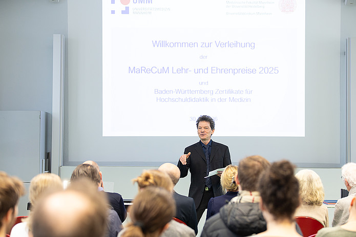 Studiendekan Prof. Martin Schmelz begrüßt die Gäste zur feierlichen Lehrpreisverleihung im H07