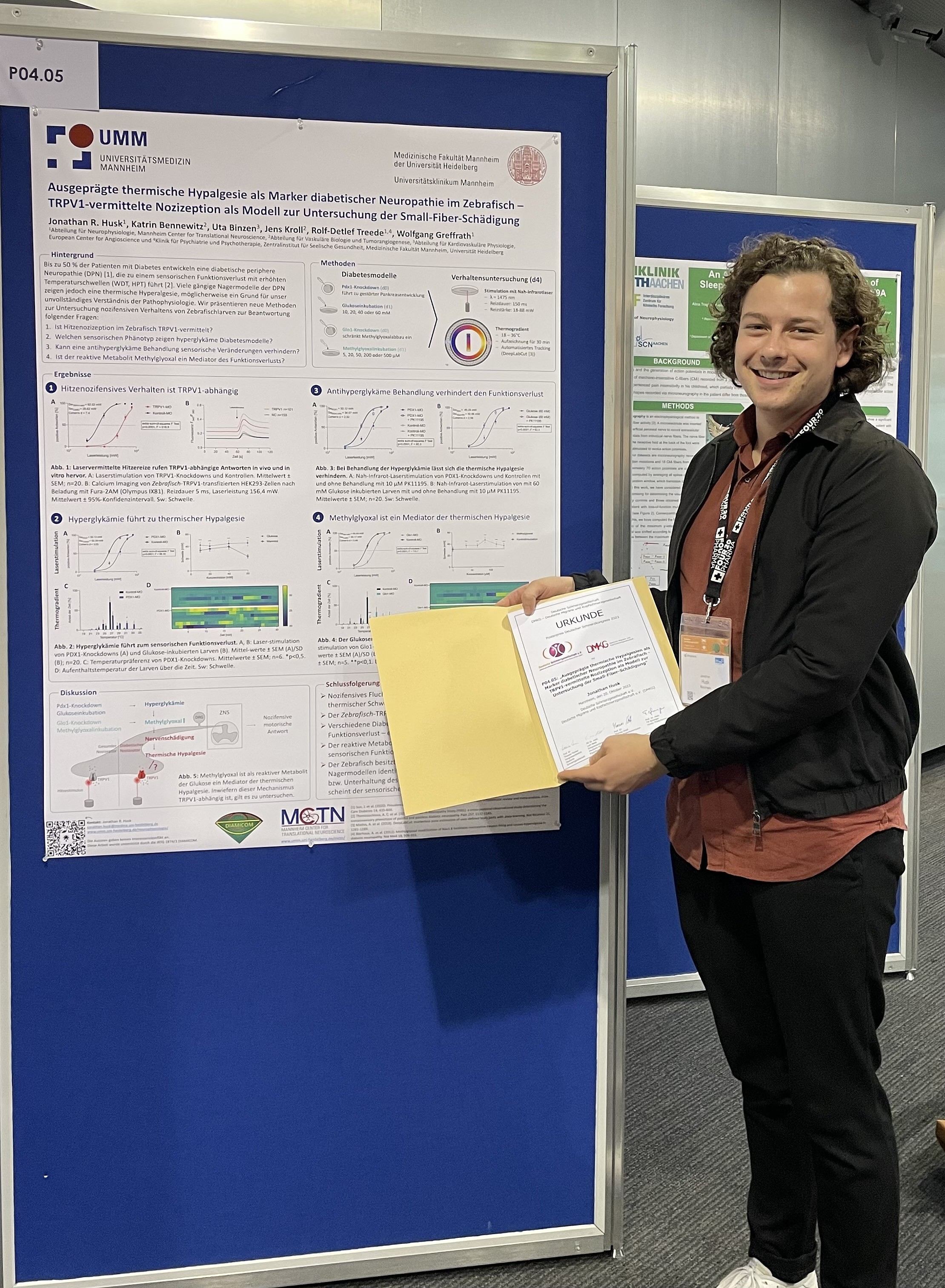 Der Preisträger Jonathan Husk mit dem von der Fachgesellschaft prämierten wissenschaftlichen Poster 