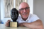 In addition to the prize money, Prof. Dr. Rainer Spanagel received a sculpture of the namesake. Photo: © CIMH
