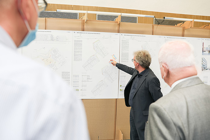 Der Architekt Markus Roll erläutert die Entwürfe.