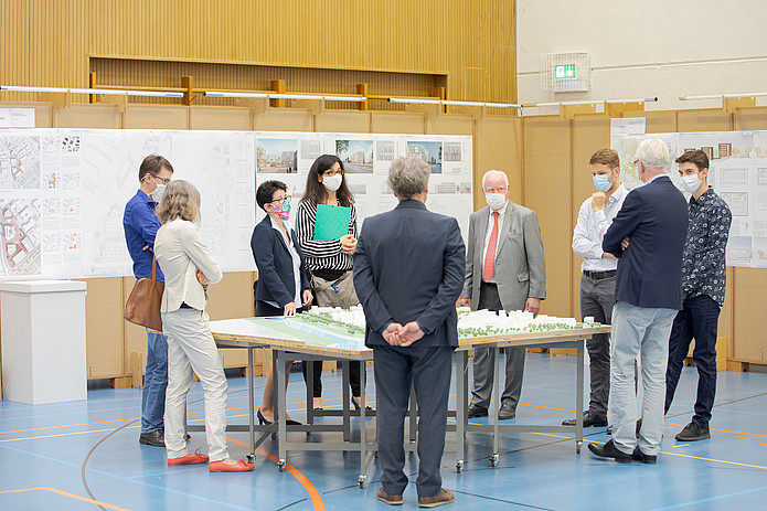 Auch Mitarbeiter der Fakultätsgeschäftsstelle und Studierende interessieren sich für die Entwürfe.