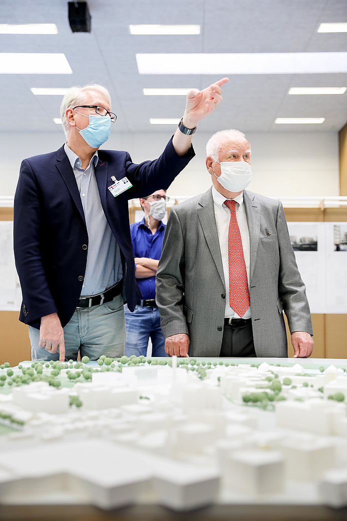 Prof. Dr. Sergij Goerdt (li.), Dekan der Medizinischen Fakultät, und Dr. Manfred Fuchs (re.)