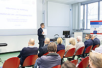 Der Leiter des Studiendekanats, Dr. Harald Fritz, leitet über zur Verleihung der MaReCuM Lehräpfel