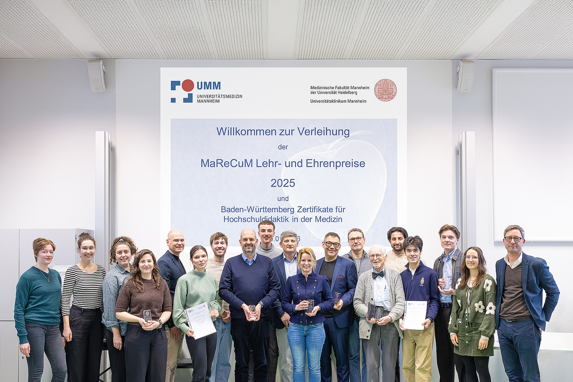 Alle Preisträger*innen auf einen Blick, v. l.: Maidi Unrath, Isabelle Müller, Laura Varma, Dr. Katrin Usai, PD Dr. Wilko Thiele, Lilli Abstein, Johannes Küstermann, Prof. Jörg Heineke, Amir Mehmedovski, Prof. Christian Schultz, Prof. Sabine Kayser, Prof. Rüdiger Adam, PD Dr. Veit Riechmann, Prof. Hermann Krastel, Aqib Ahmad Rana, Leon Becker, Leo Reinartz, Felicitas Sagstetter, Dr. Harald Fritz