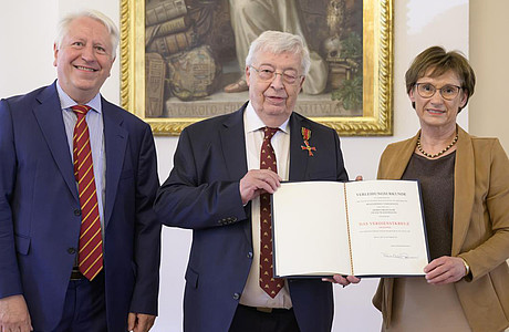 Franz Wassermann (Mitte) mit Staatssekretärin Sabine Kurtz und Prof. Dr. Bernhard Eitel, Rektor emeritus der Universität Heidelberg. | © Philipp Rothe