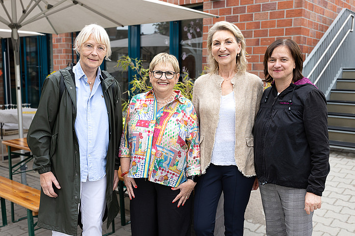 Verabschiedung, v. l. n. r.: Dr. Eva Neumaier-Probst (damalige Gleichstellungsbeauftragte), Antonia Scheib-Berten (damalige Gleichstellungsreferentin), Gurdun Pingel (langjährige KITA-Leitung) und Dr. Anja Titze (aktuelle Gleichstellungsreferentin).