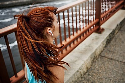 Young woman exercising outdoors, illustrating how physical activity may help reduce the long-term effects of childhood trauma. © BuyoutReese08 / Adobe Stock