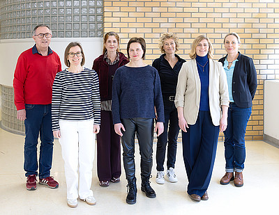 Foto mit Ralf Heller, Katrin Gumbel-Imhof, Prof. S. Karakhanova, Andrea Dalmer, Katharina Pfenninger, Charlotte von Knobelsdorff, Dr. Anja Titze.