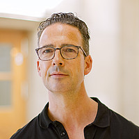 Portraitfoto von Prof. Dr. Marc Busche, Chefarzt der Plastischen und Ästhetischen Chirurgie am Klinikum Leverkusen