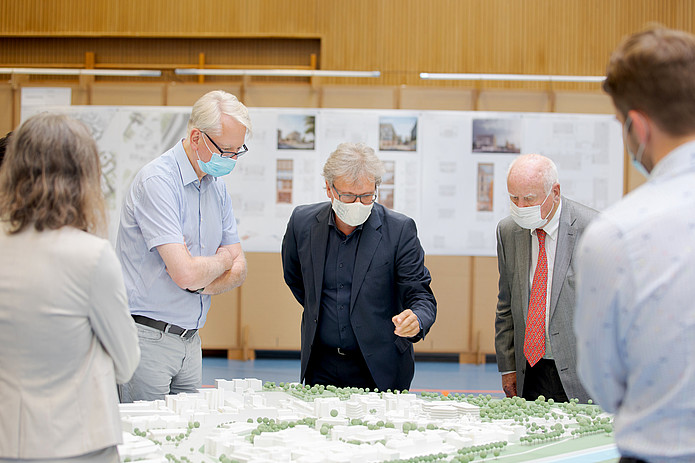 Der Architekt Markus Roll (Mitte) hat das Projekt vonseiten der Fakultät betreut.