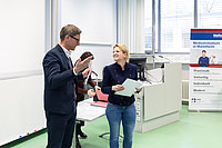 Beste Praxiseinheit 1. Studienjahr, v. l.: Dr. Harald Fritz, Prof. Sabine Kayser