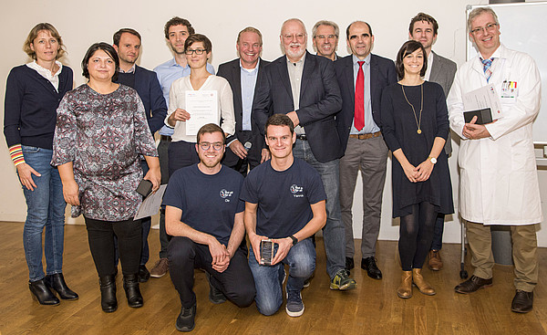 Preisträger 2019 (v.l.n.r., mit Studiendekan): vordere Reihe: Olaf Lindner, Yannik Kropp. Stehend: Dr. Christina Baur, Adile Malici, PD Dr. Michael Behnes, Dr. Tobias Weiss, Alissa Voigt, Prof. Dr. Thomas Wieland, Prof. Dr. Michael Neumaier, Prof. Dr. Thomas Miethke, Prof. Dr. Bernhard Krämer, Dr. Nina Huck, PD Dr. Maximilian Kriegmair, Prof. (apl.) Dr. Urs Benck (Foto: Lukas Zähring)