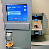 Kassenautomat der Bibliothek zur Bezahlung von Gebühren.