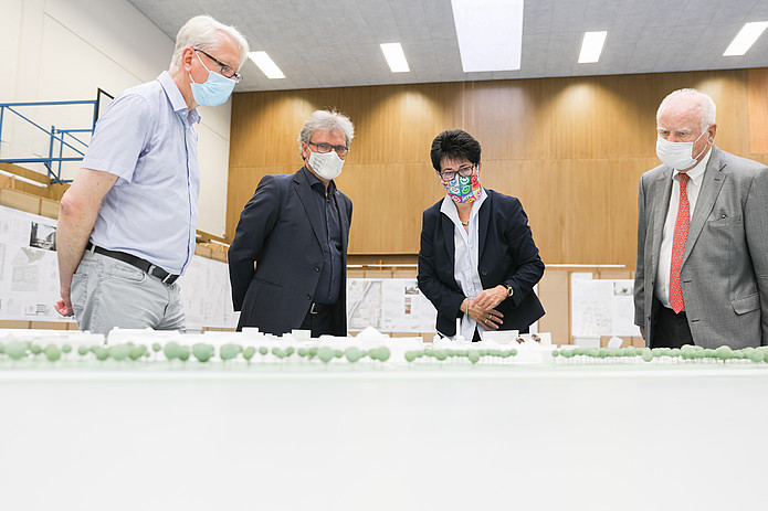 Prof. Dr. Sergij Goerdt (Dekan), Markus Roll (Architekt), Dr. Barbara Fitscher (Geschäftsführerin Fakultät), Dr. Manfred Fuchs (v.l.n.r.)
