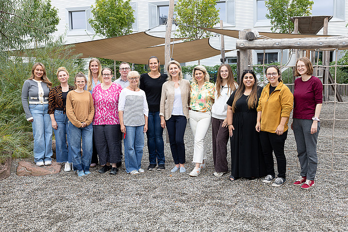 Gudrun Pingel und das Erzieherteam, neben ihr ihre Nachfolgerin Pinar Battal.