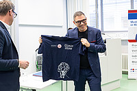 Ehrenapfel für langjähriges Engagement in der Lehre, v. l.: Dr. Harald Fritz, Prof. Rüdiger Adam