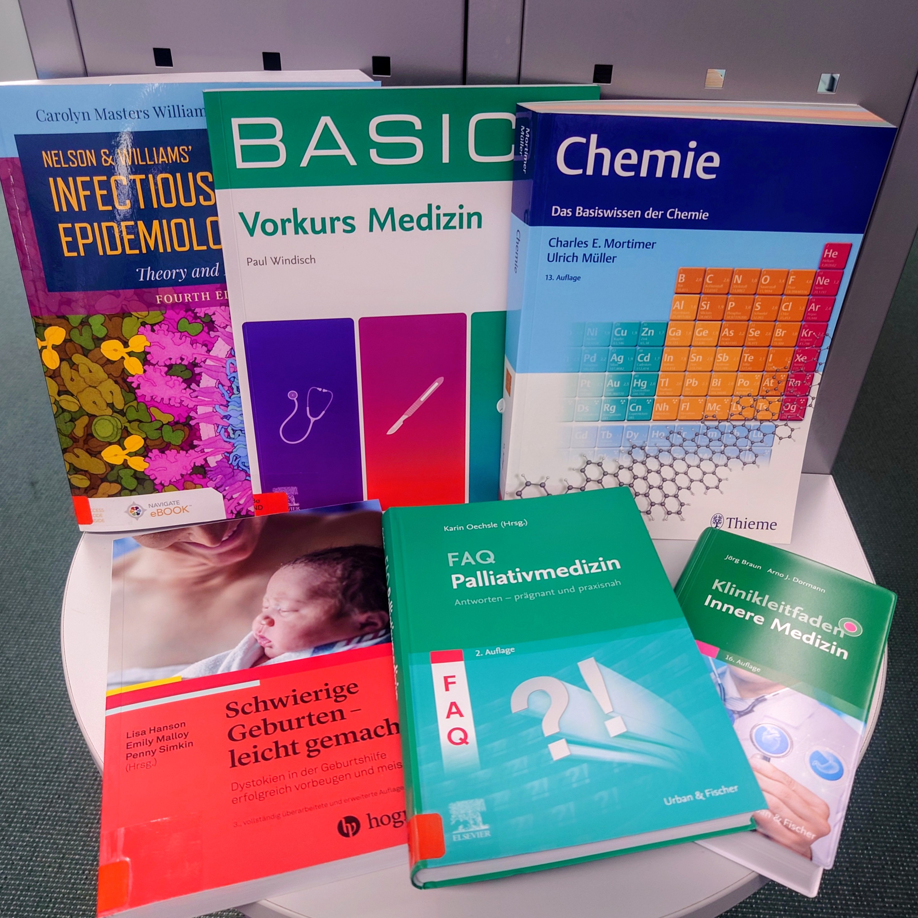 Bild mit mehreren neu eingetroffenen Büchern aus dem Bestand.Bücher Neuerscheinungen