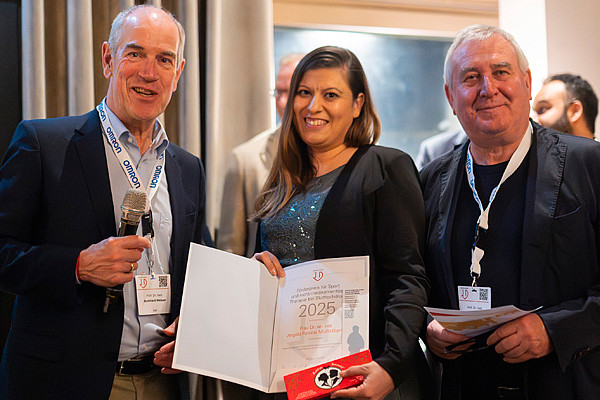 Preisverleihung im Rahmen des Jahreskongresses der Deutschen Hochdruckliga: Dr. Angela Patricia Moissl-Blanke mit Prof. Dr. med. Burkhard Weisser, Universität Kiel (li.) und Univ. Prof. Dr. Hans-Georg Predel, Deutsche Sporthochschule Köln (re.). © FotoAgenten A. Löffler 