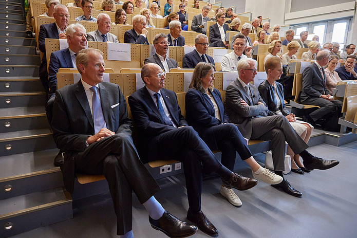 Publikum sitzt im großen historischen Hörsaal der UMM