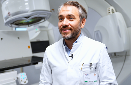 Das Bild zeigt Herrn Professor Giordano im technischen Umfeld der StrahlentherapieUmfeld 
