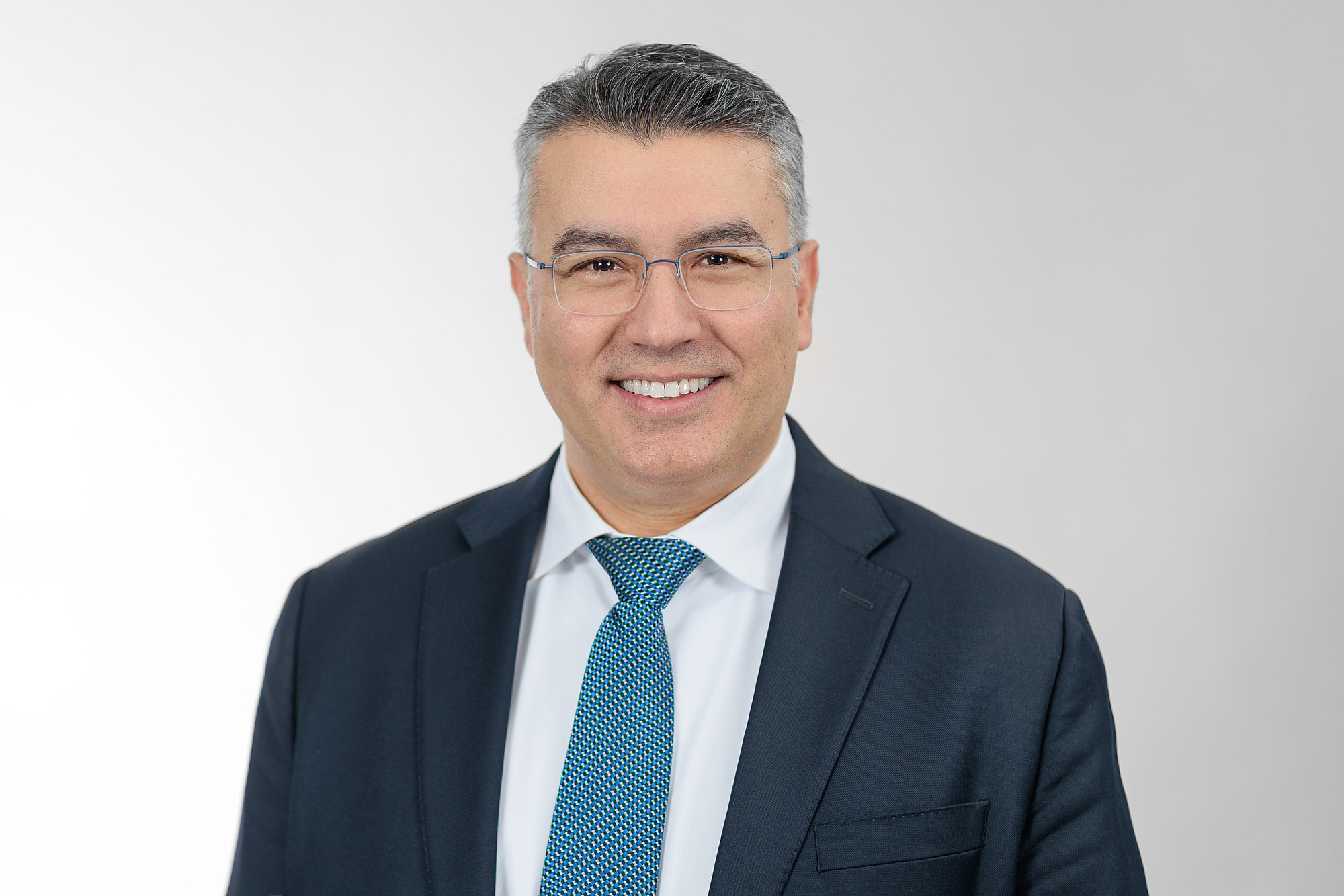 Das Bild zeigt eine Aufnahme von Herrn Professor Stellos, der die neue Klinik