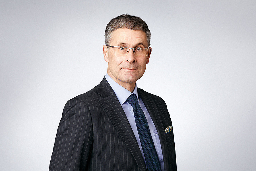 Das Foto zeigt Professor Meyer-Lindenberg im Anzug und mit Krawatte.