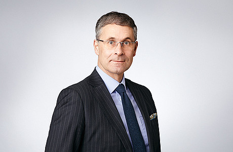 Das Foto zeigt Professor Meyer-Lindenberg im Anzug und mit Krawatte.