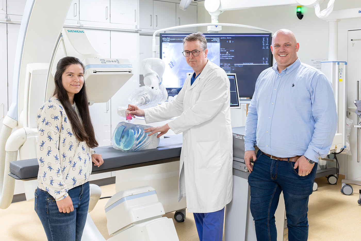 Ärzte und Wissenschaftler vor CT-Gerät.