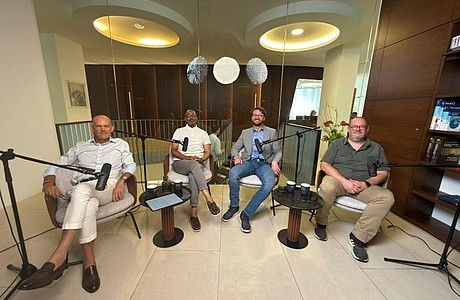 Das Bild zeig Prof. Dr. Alexander Muacevic, Prof. Dr. Thomas Kinfe, PD Dr. Patrick Krauss und PD Dr. Achim Schilling bei der Aufnahme des Podcast in Studioatmosphäre