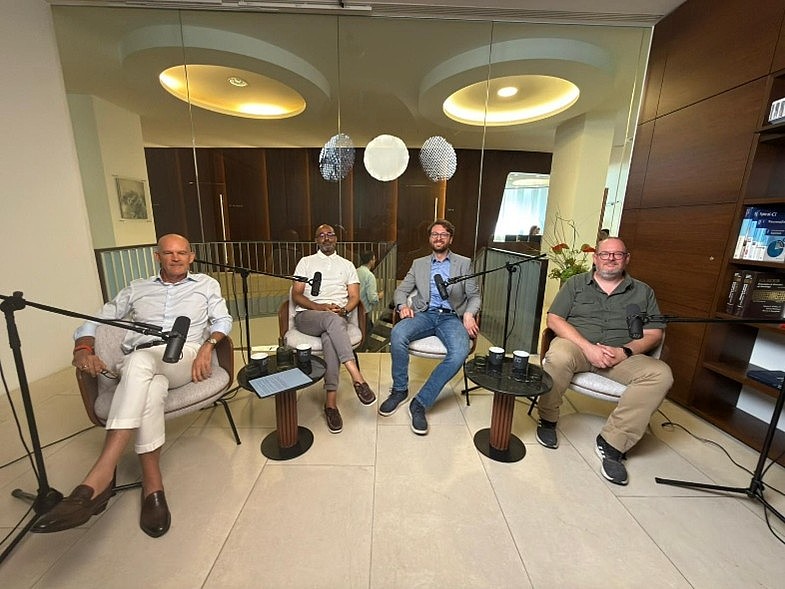 Das Bild zeig Prof. Dr. Alexander Muacevic, Prof. Dr. Thomas Kinfe, PD Dr. Patrick Krauss und PD Dr. Achim Schilling bei der Aufnahme des Podcast in Studioatmosphäre