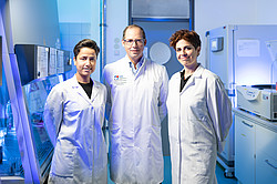 Prof. Dr. Andreas Linkermann with two of the first authors of the Nature paper: Shubhangi Gavali, PhD (left) and Francesca Maremonti, PhD. © Med. Faculty Mannheim, FGV