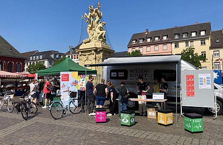Das Foto zeigt die die Mobile Forschungseinheit, den E-Transporter, im Einsatz, auf dem Marktplatz in Mannheim