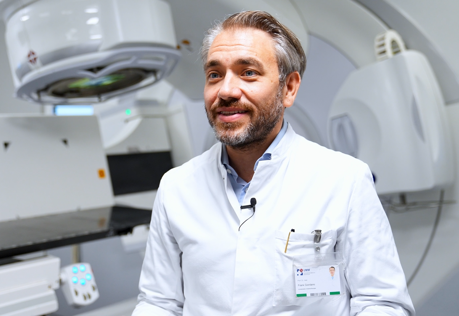 Das Bild zeigt Herrn Professor Giordano im technischen Umfeld der StrahlentherapieUmfeld 