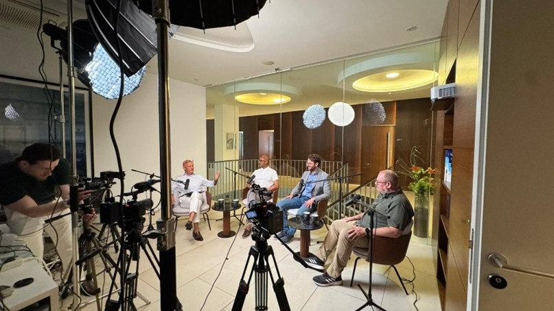 Das Bild zeig Prof. Dr. Alexander Muacevic, Prof. Dr. Thomas Kinfe, PD Dr. Patrick Krauss und PD Dr. Achim Schilling bei der Aufnahme des Podcast in Studioatmosphäre